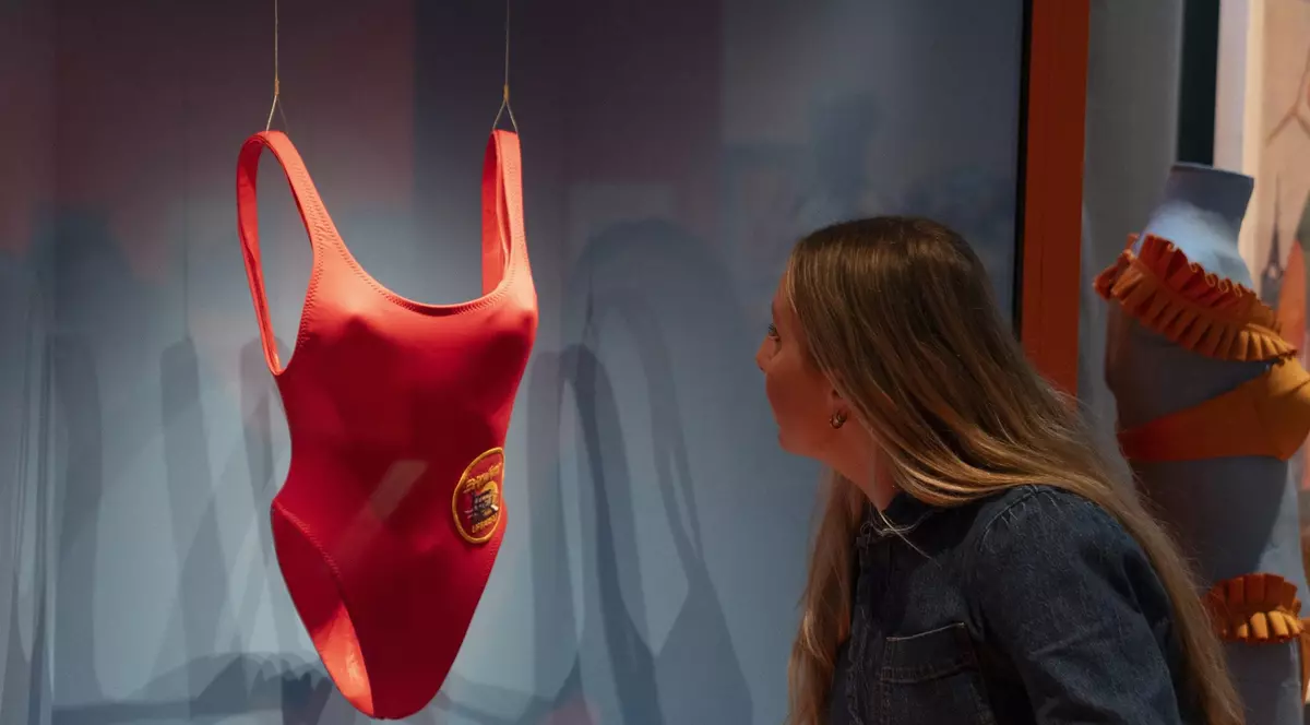 Celebrul costum de baie al Pamelei Anderson din „Baywatch” a fost expus la Londra: „E piesa centrală”