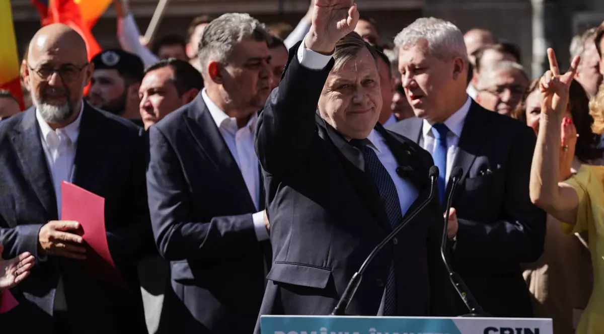 Crin Antonescu le face cu mâna susținătorilor, după depunerea candidaturii la BEC. Foto Vlad Chirea/Libertatea