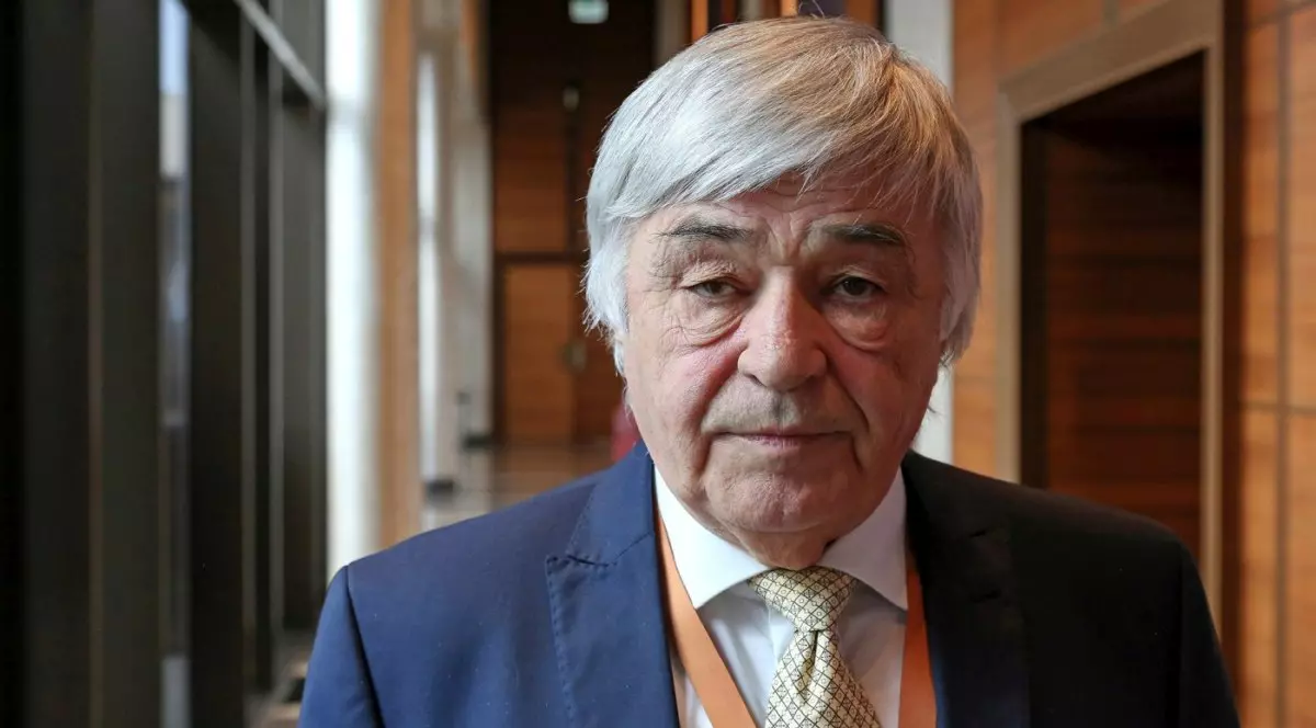 Dimitrie Muscă, fermier român, îmbrăcat la costum