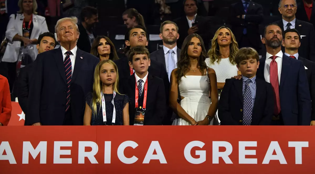 Donald Trump (primul din stânga), fotografiat în timpul campaniei (în centru) și Donald Jr. Foto: Hepta