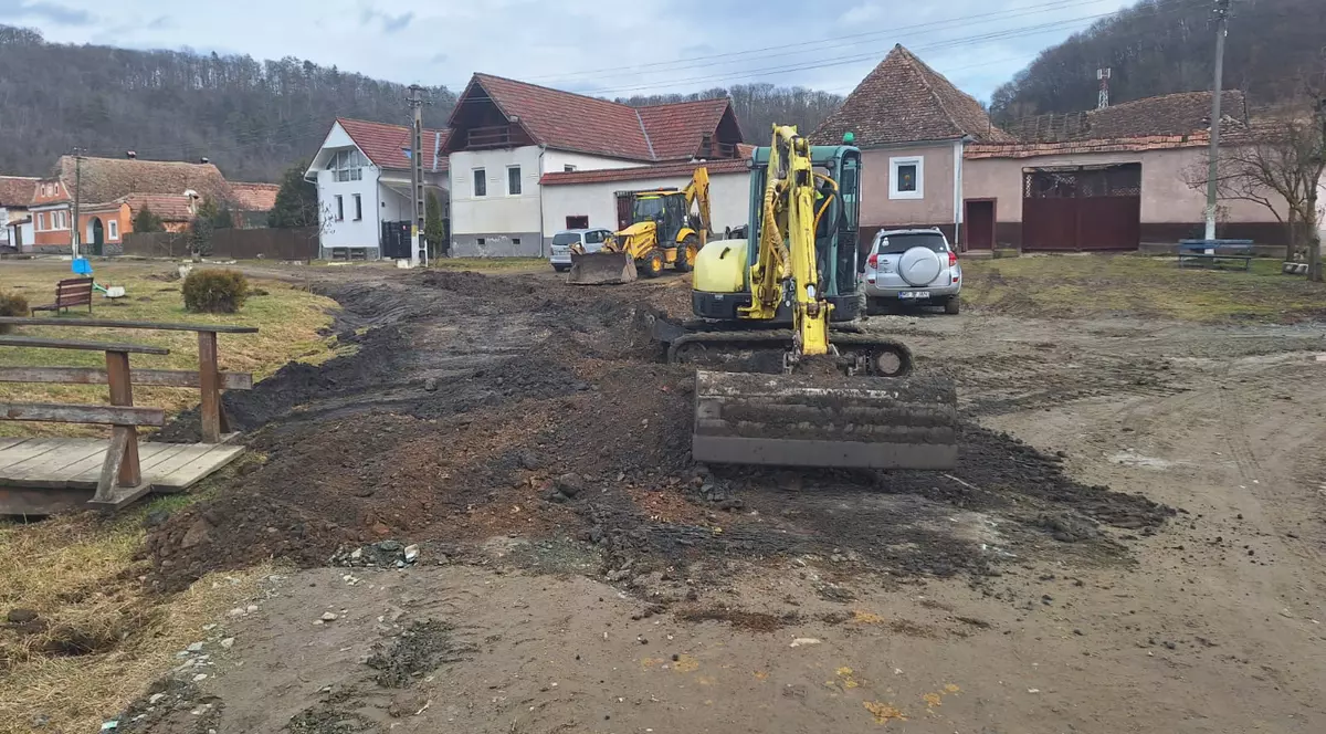 Lucrări de reparații pe un drum de țară. Un utilaj nivelează pământul