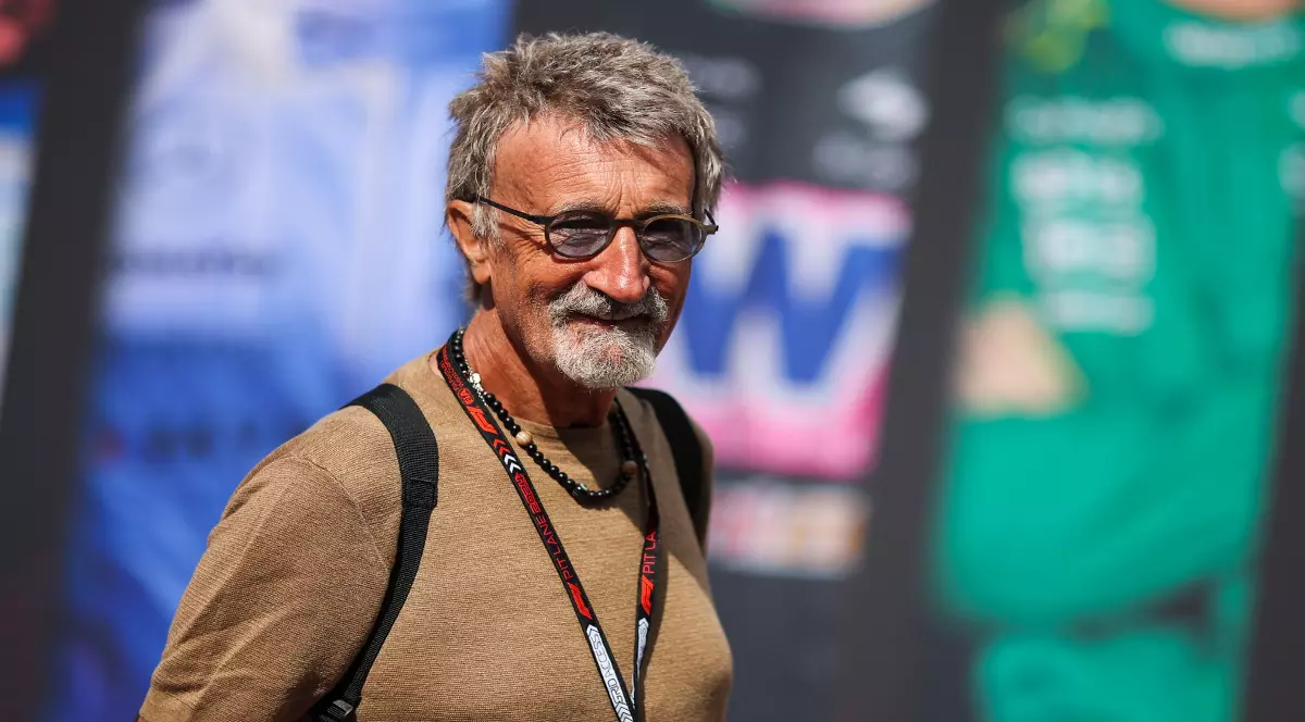 Eddie Jordan, imbracat cu o bluză mari și un ghiozdan in spate, la un concurs