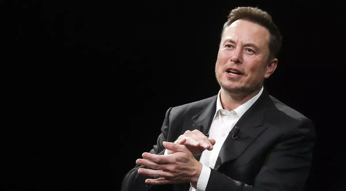 Elon Musk poartă un sacou negru și o cămașă albă