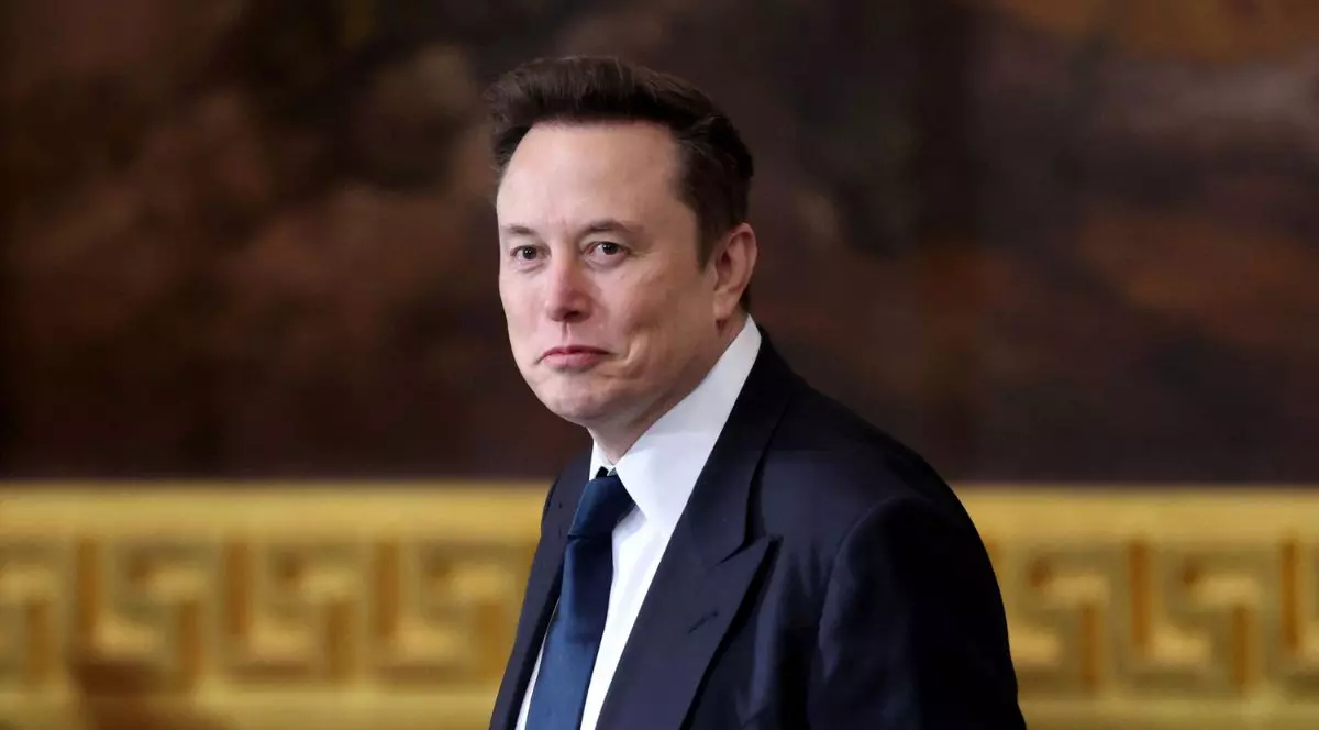 Elon Musk, pe holurile Casei Albe, într-un costum negru, cu o cămașa bleu-marin
