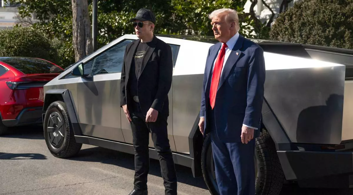 elon musk alaturi de donald trump la casa alba, in spatele lor se afla doua masini tesla