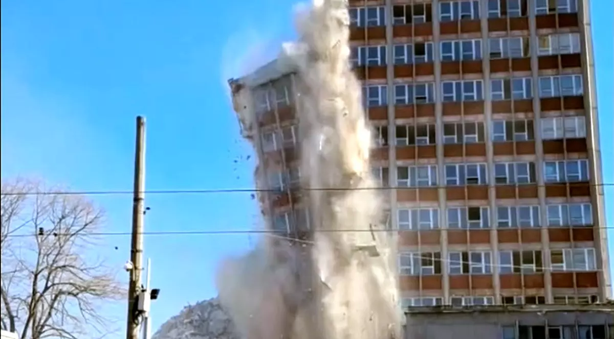 Momentul demolării ultimei clădiri din fosta fabrică de pompe Aversa de la Obor