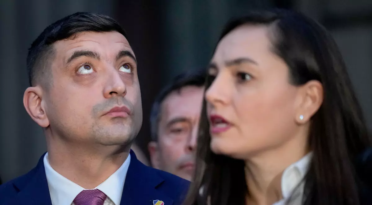 george simion, liderul partidului aur, si anamaria gavrila, lidera partidului pot. simion se uita in sus si gavrila vorbeste