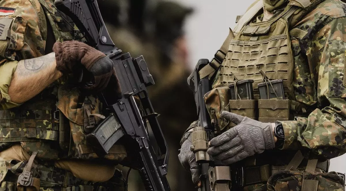 Doi soldați din Bundeswehr, fotografiați în timpul exercițiului Bundeswehr „Fast Eagle” în Barth, 05.05.2022. Exercițiul „Fast Eagle” simulează o evacuare a cetățenilor germani dintr-o țară de criză fictivă într-o perioadă scurtă de timp, Barth, Germania.