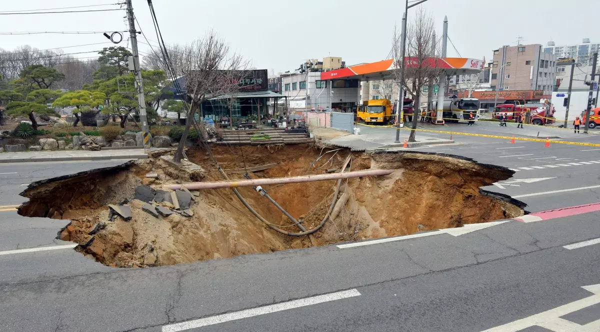 Poză cu groapa în care a căzut un motociclist, în Coreea de Sud.