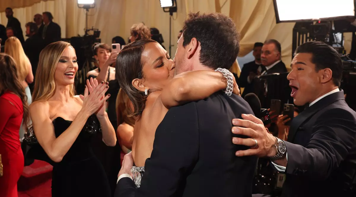 Halle Berry l-a sărutat pe Adrien Brody la Oscar 2025