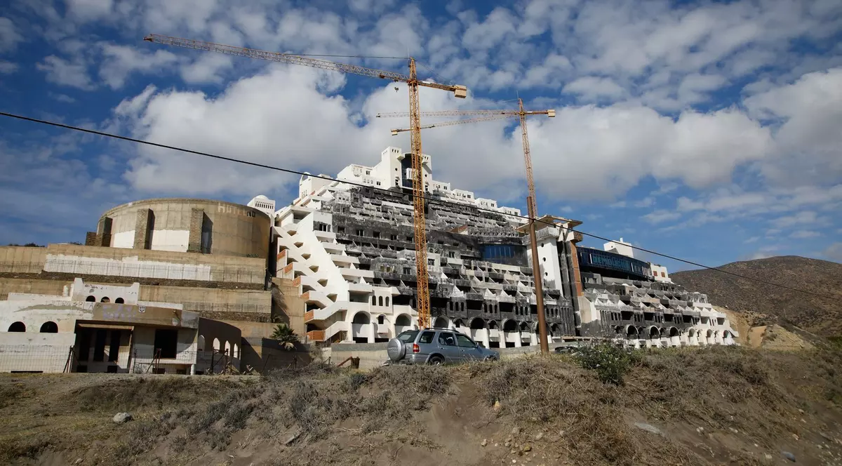 Poză cu hotelul spaniol abandonat din Almeria