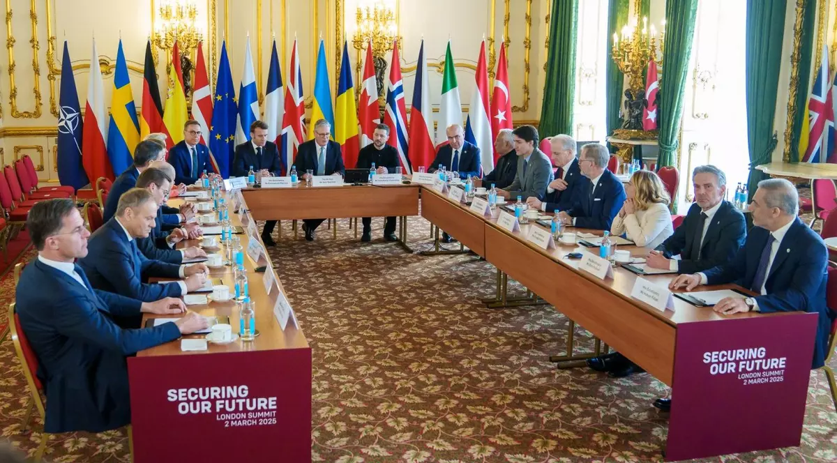 Ilie Bolojan la biroul din reședința oficială a premierului Marii Britanii, adică în 10 Downing Street, alături de Zelenski