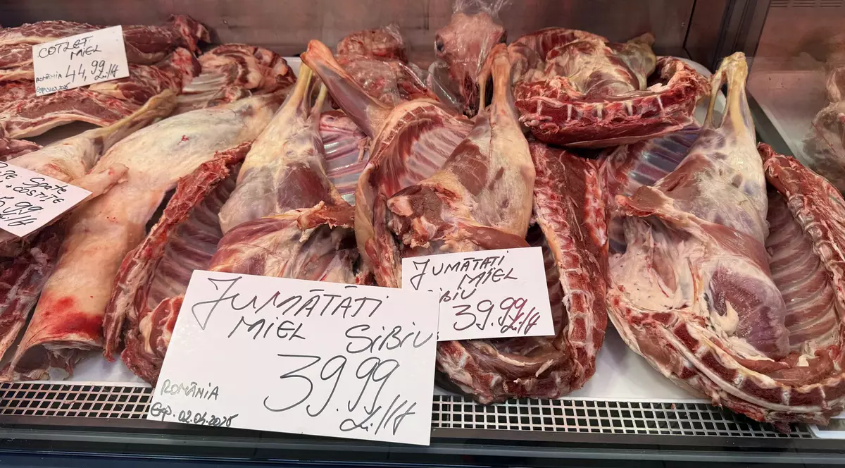 Comercianții din Piața Obor vând deja carne de miel. FOTO: Andrei Crăițoiu (Libertatea)