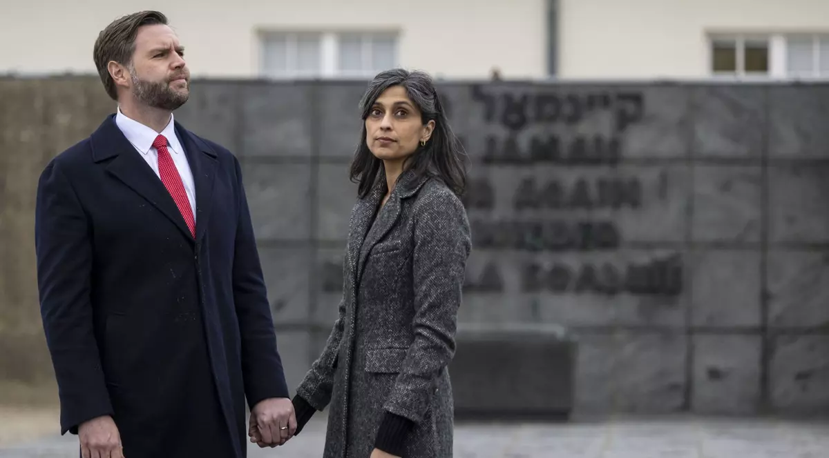 Vicepreședintele SUA, J.D. Vance (stânga), și soția sa, Usha Vance (dreapta), surprinși în timp ce se țin de mână în cadrul unei vizite la fostul lagăr de concentrare Dachau din Munchen - 13 februarie 2025
