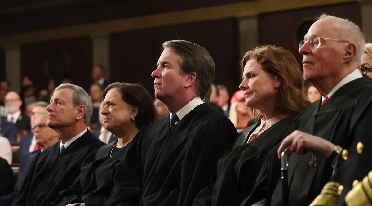 Judecători de la Curtea Supremă, cu președintele John Roberts (primul din dreapta) alături, la discursul ținut de Donald Trump în Congresul SUA Foto: Profimedia