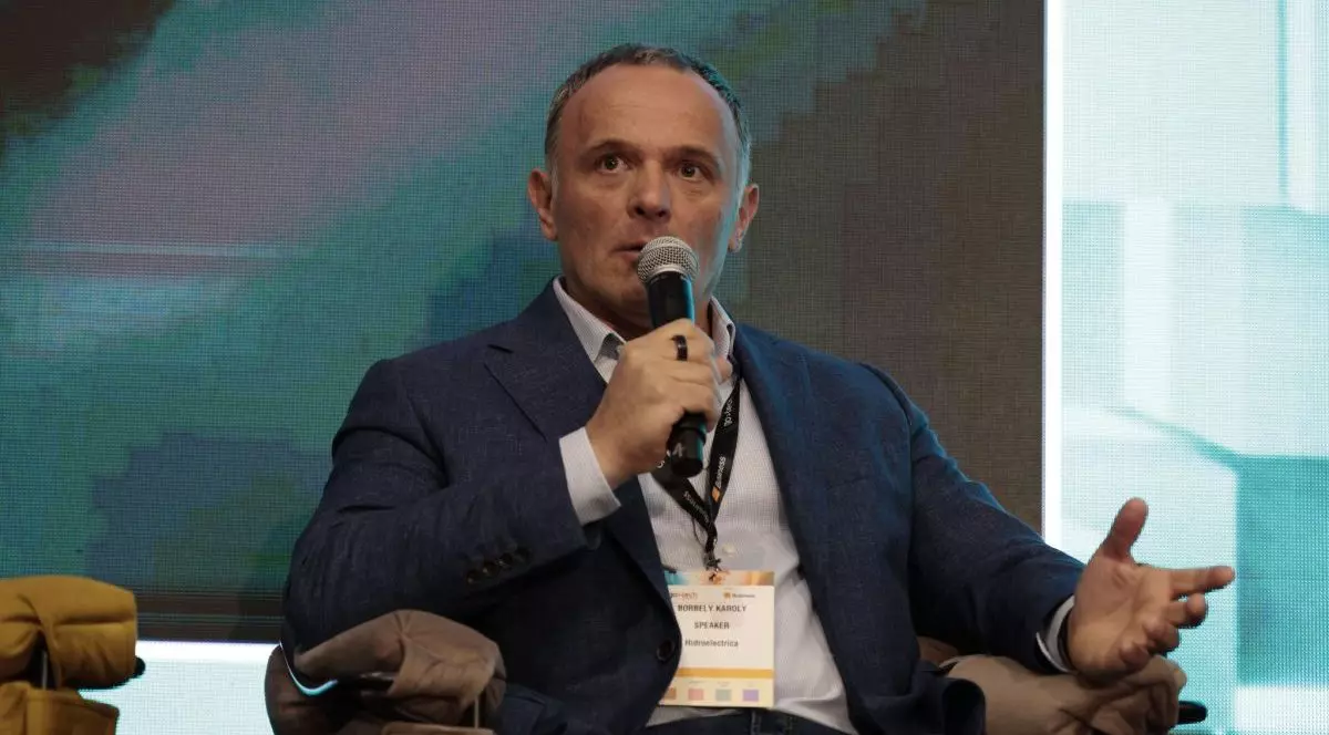 CEO-ul Hidroelectrica, Karoly Borbely, vorbește la microfon la o conferință de presă