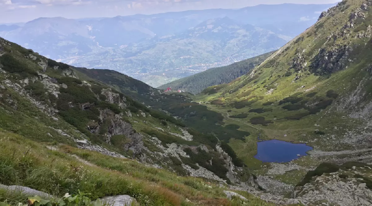 Lacul Iezer – cum ajungi la el și ce poți face în zonă - Imagine cu Lacul Iezer din Munţii Rodnei