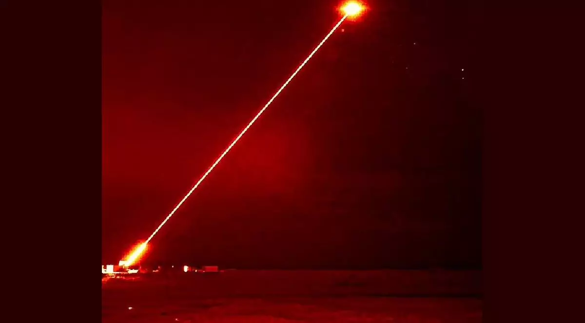 Laserul DragonFire trage o rază de culoare roșie, care își distruge obiectivul pe timp de noapte.