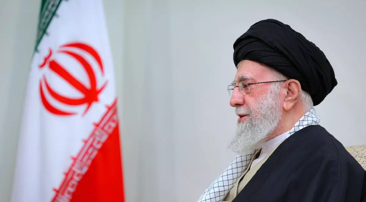 08 februarie 2025, Iran, Teheran: Liderul suprem iranian Ayatollah Ali Khamenei vorbește în timpul unei întâlniri cu delegația Hamas de rang înalt la Teheran.