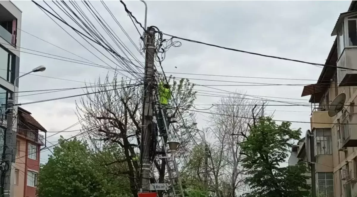 Lucrări la rețeaua de distribuție a curentului electric
