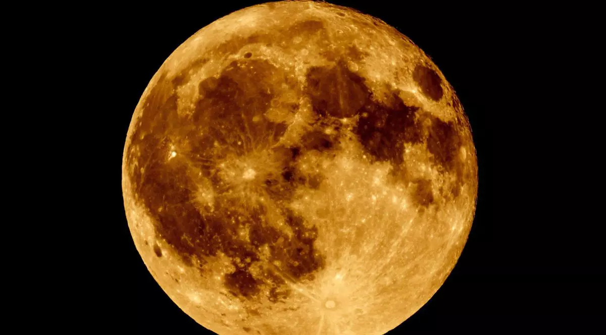 Imagine creativă cu Luna Plină
