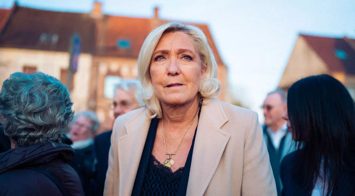 Marine Le Pen surprinsă pe o stradă