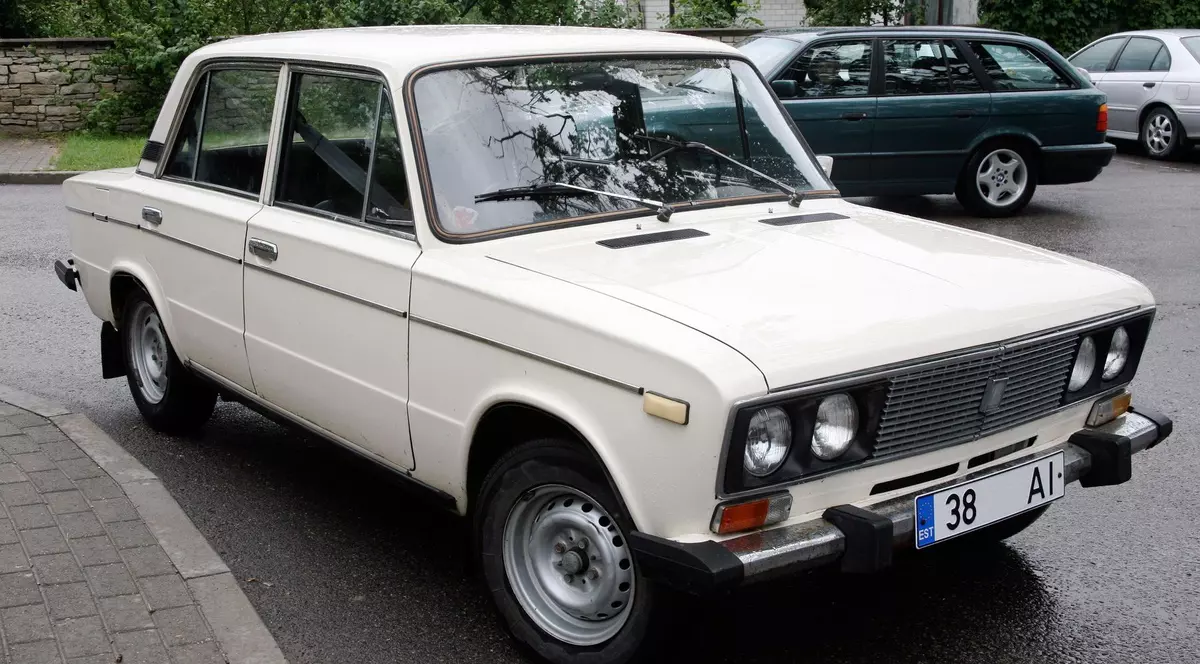 Mașină rusească Lada, albă, surprinsă pe o stradă
