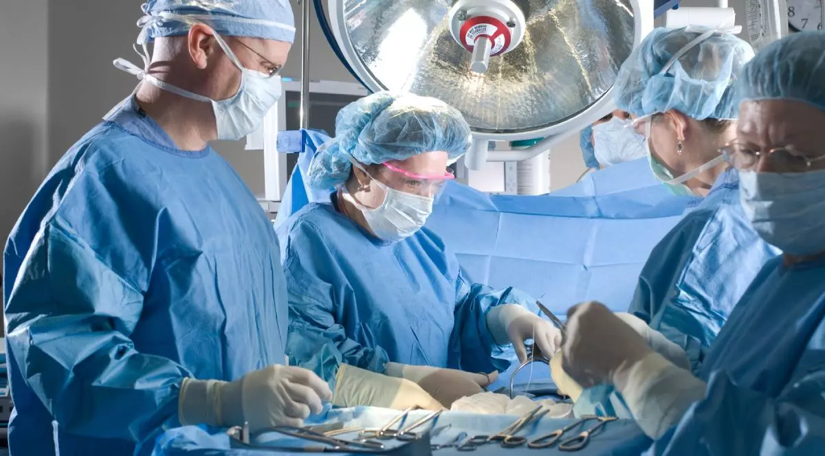 Medici și asistente în sala de operație