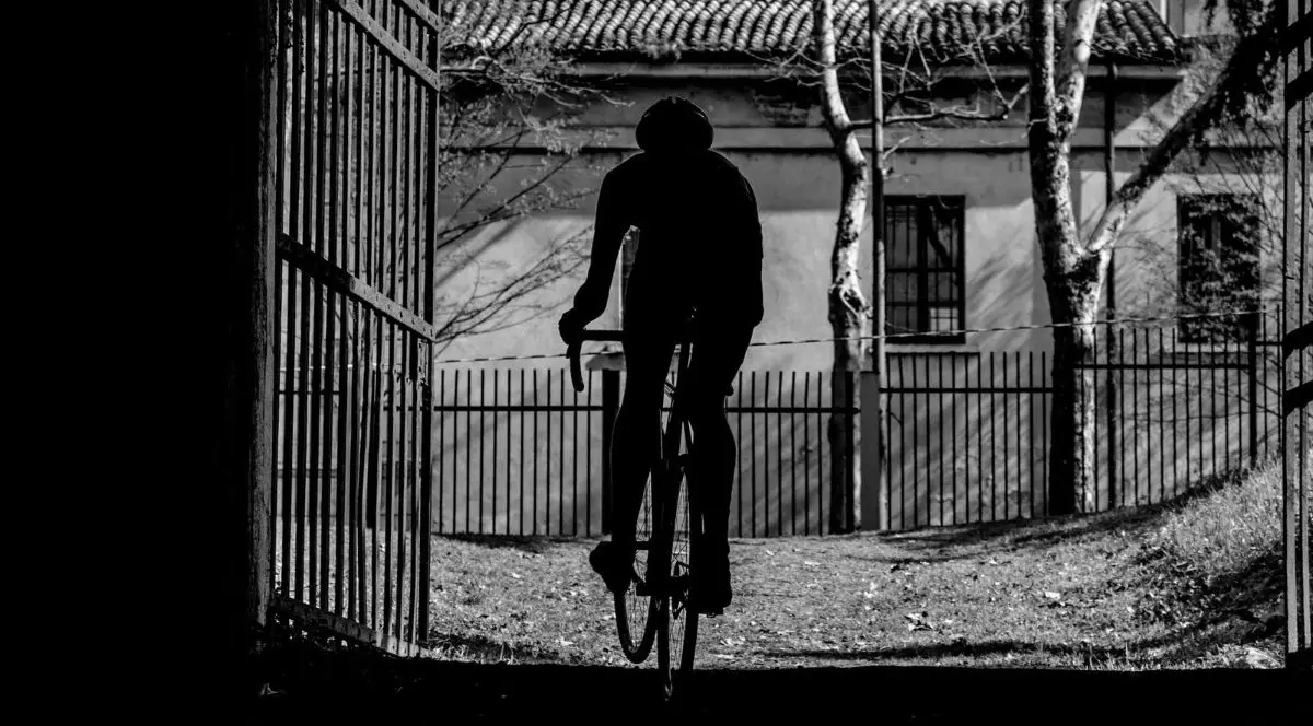 bărbat pe bicicletă
