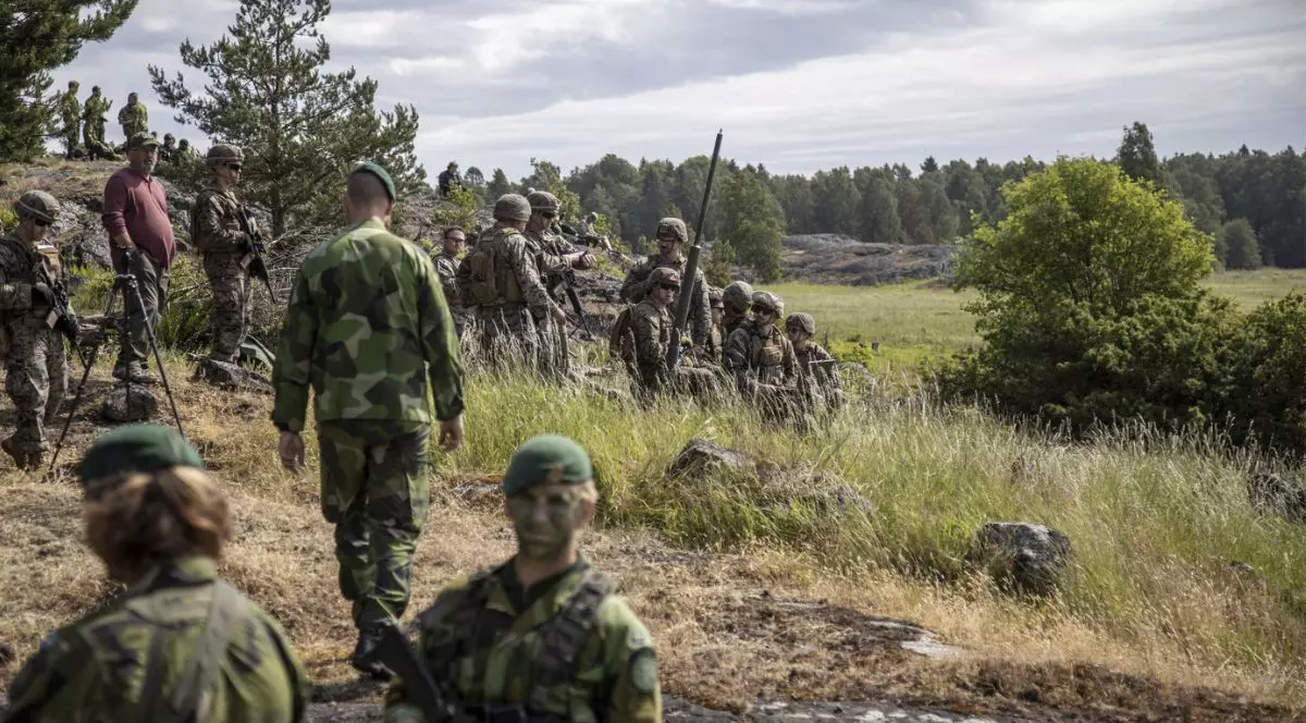 Militari din Corpului Maine al SUA și Regimentului Amfibiu din Stockholm, în timpul exercițiilor militare Baltops 24 pe insula Uto, situată în arhipelagul Stockholm