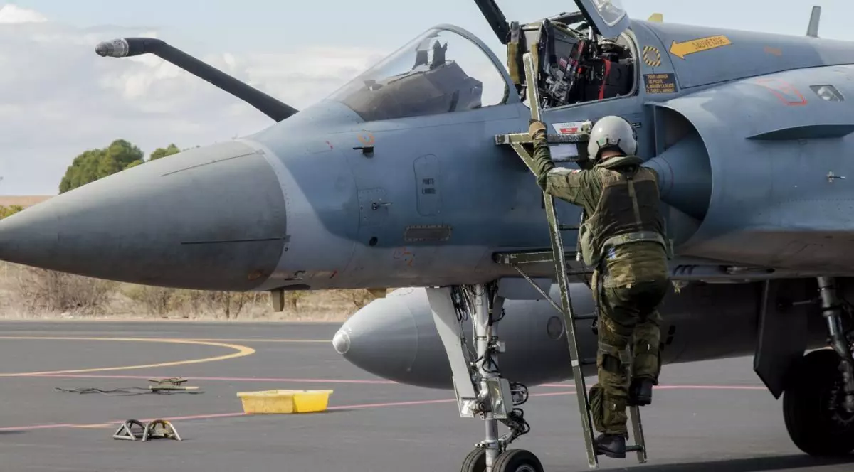 Avion Mirage-2000 pe pistă, în timp ce pilotul se urcă în aeronavă Foto: Profimedia Images
