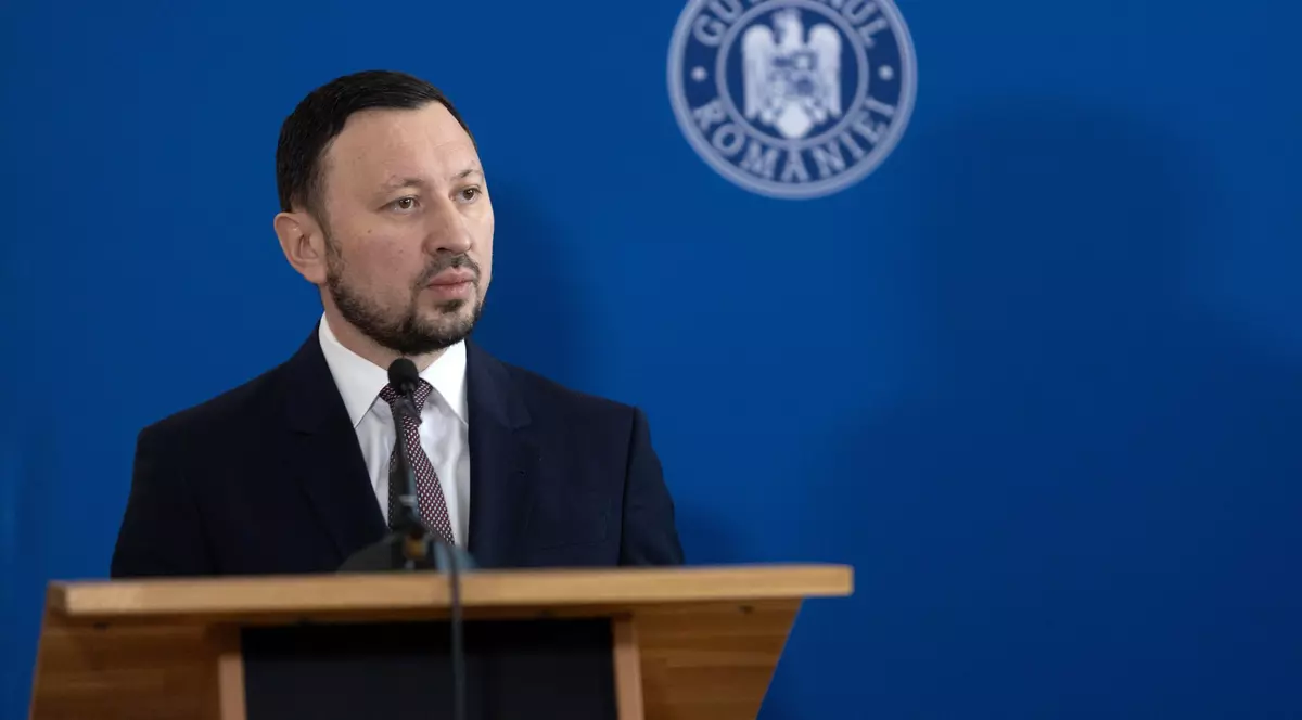 Mircea Fechet surprins în timp ce vorbește, după o întâlnire de lucru desfășurată la sediul MADR, în București - 11 februarie 2025.