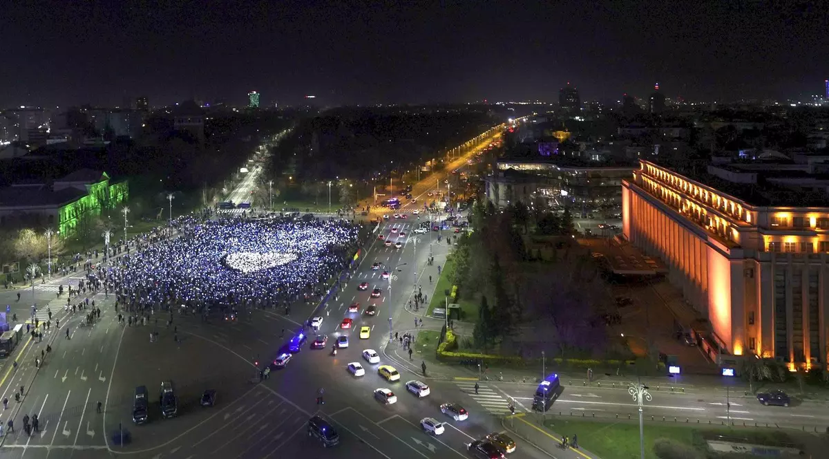 Câteva mii de oameni au fost la mitingul EuRo Manifest din Piaţa Victoriei pe 15 martie