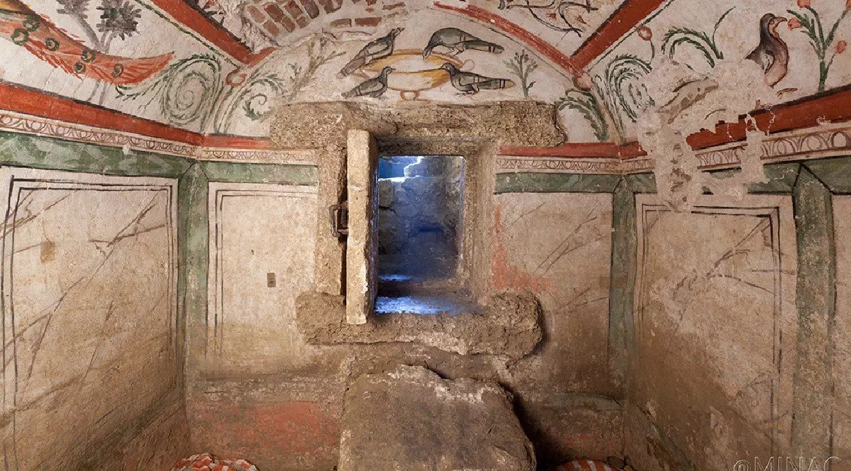 Mormâtul lui Hypogeu - Constanța, pictat cu flori și păsări