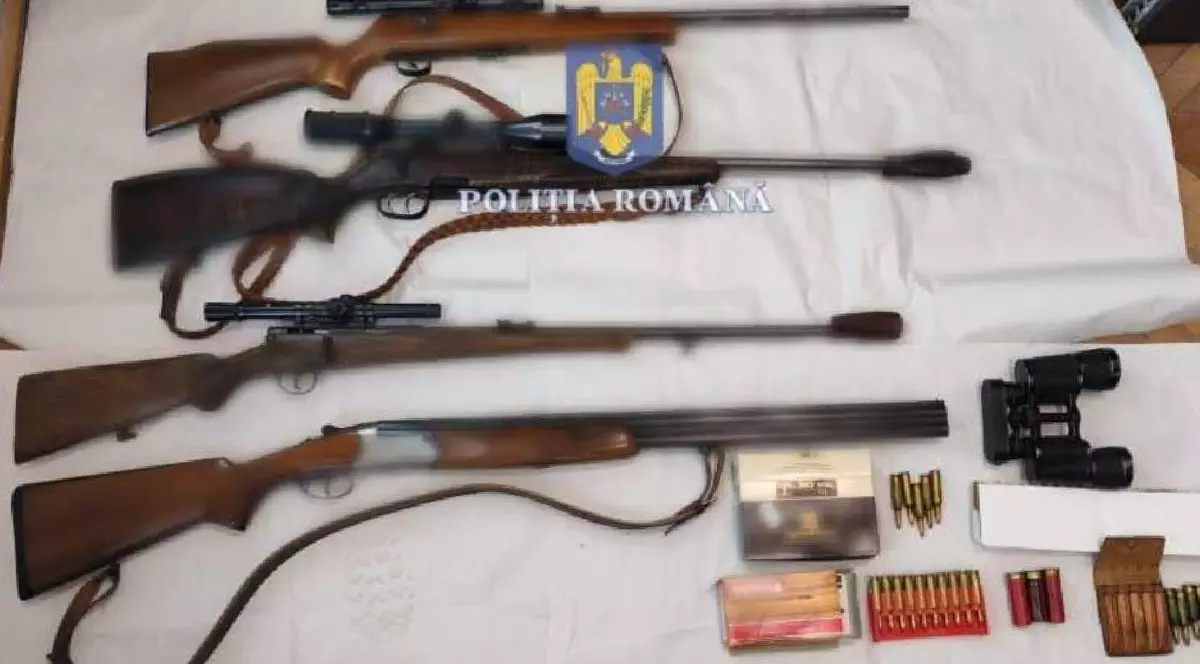 mai multe arme, puști, cartușe, pe un cearceaf alb