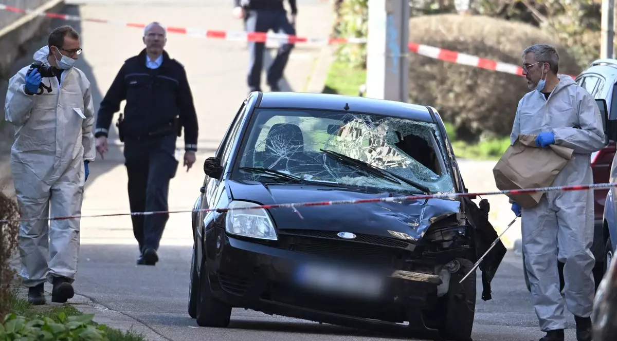 Baden-Württemberg, Mannheim, Germania: Ofițerii criminaliști examinează un vehicul avariat pe un drum de acces către podul Rinului după un incident în care a fost implicată o mașină în centrul orașului Mannheim, soldat cu cel puțin un mort și mai mulți răniți