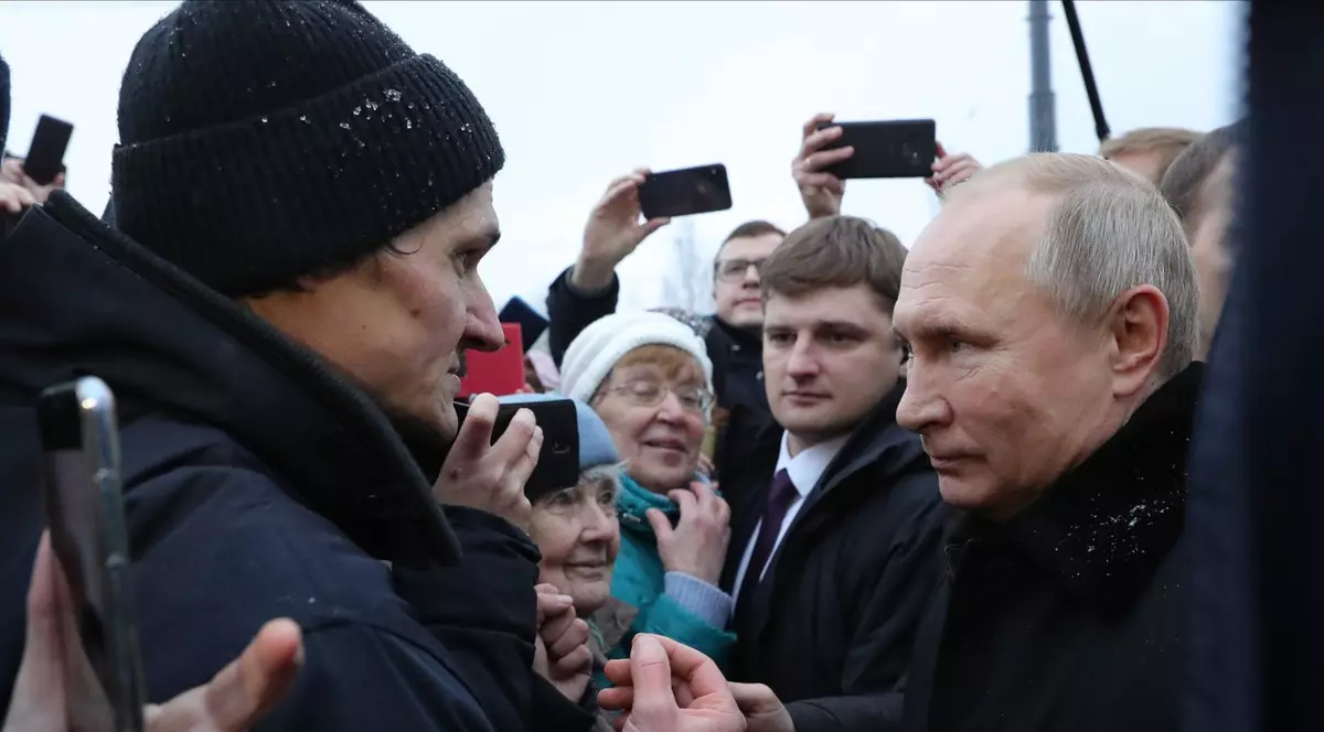 Oamenii care îl păzesc pe Putin nu îl pierd din ochi nicio secundă. FOTO: Profimedia.