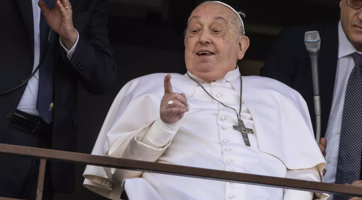 Papa Francisc surprins la balconul camerei sale de spital - 23 martie 2025.