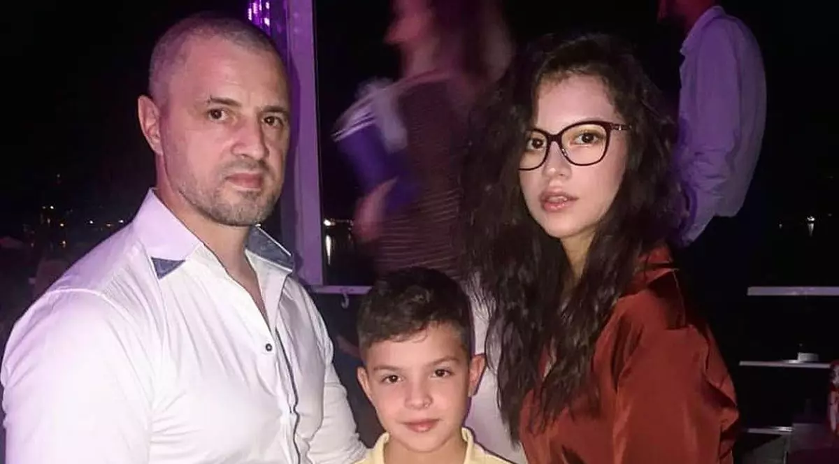 Pavel Stratan, alături de cei doi copii ai săi, Cezar Stratan și Cleopatra Stratan