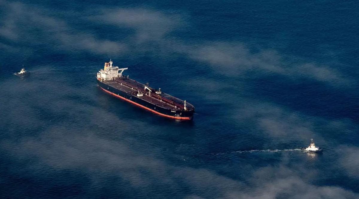 Poză cu petrolierul Eventin în largul Sassnitz.