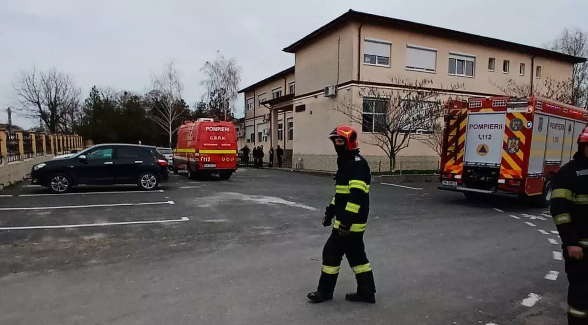 Pompier surprins la școala din Cuza Voda, Constanța, unde a fost semnalat un miros persistent