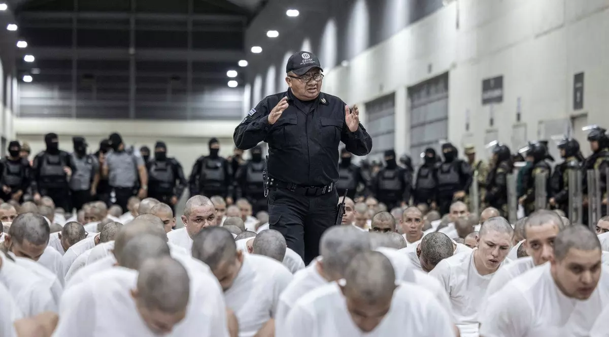 Presupușii membri ai Tren de Aragua au fost fotografiați și prezentați lumii din megaînchisoarea din El Salvador Foto: Profimedia