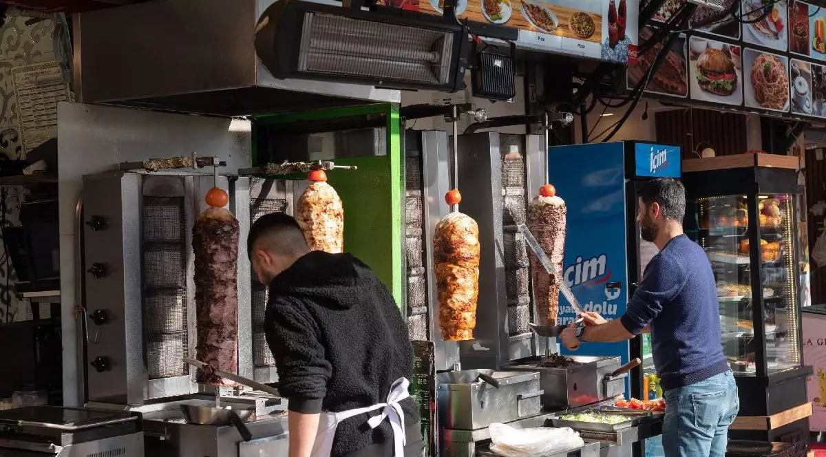 Tarabă turcească Doner Kebab, care servește cel mai popular fel de mâncare din Turcia și Orientul Mijlociu, o friptură verticală de carne condimentată, servită sub formă de sandwich sau wrap