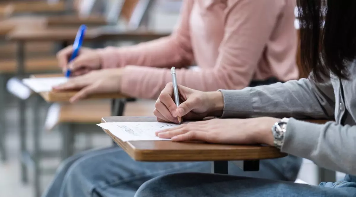 eleve care scriu pe foi de examen