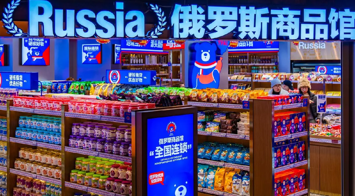 Oamenii fac cumpărături într-un magazin care vinde produse rusești în municipalitatea Chongqing din sud-vestul Chinei sâmbătă, 18 ianuarie 2025.