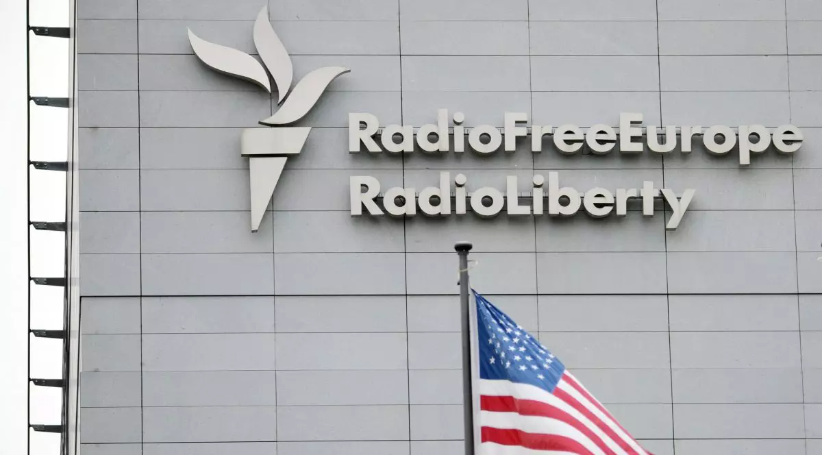 Sediul Radio Europa Liberă din Cehia, cu steagul american în partea de jos a fotografiei.