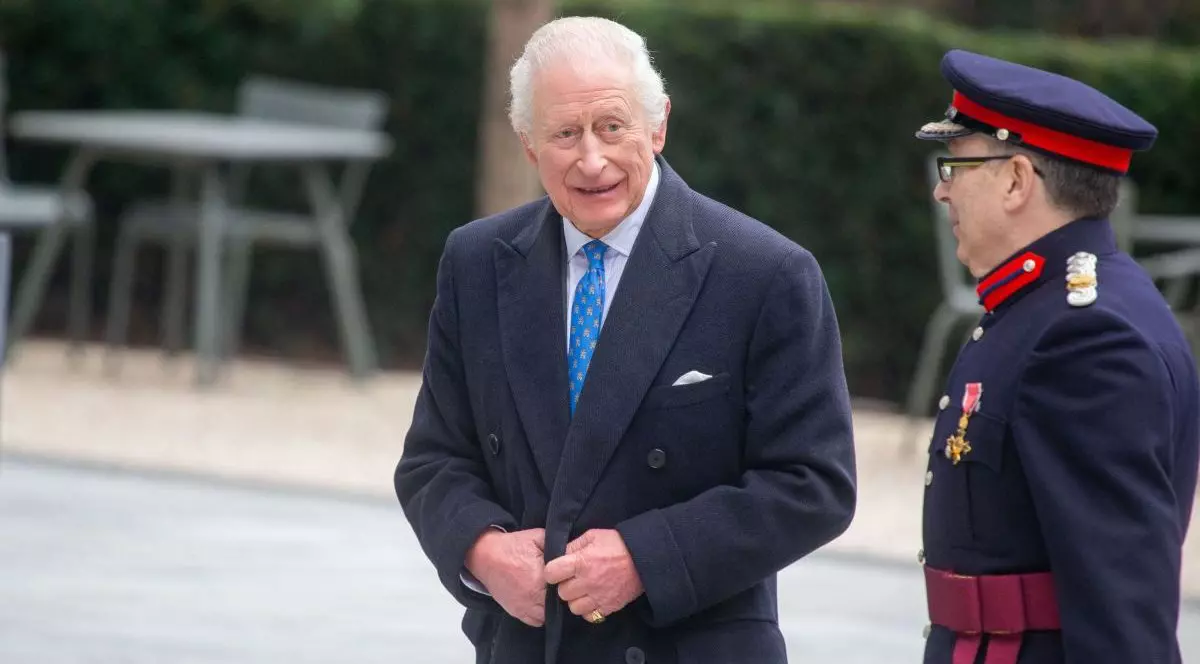 Regele Charlesc al III-lea, îmbrăcat la cravată, sosește la Centrul de Studii asupra vătămărilor de la Imperial College din Londra, Anglia, pentru a vedea cum lecțiile din conflicte sunt aplicate pentru a sprijini răniții din Ucraina