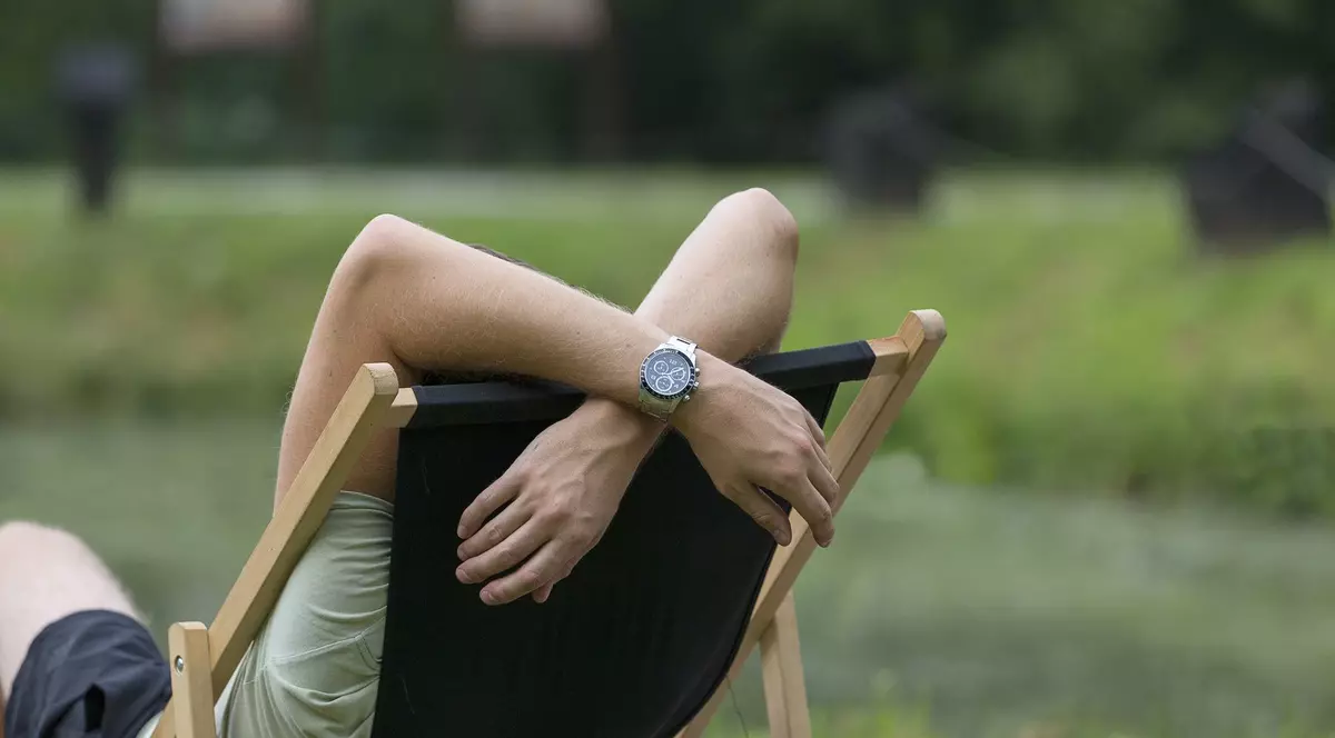 Tânăr întins pe un șezlong în grădină