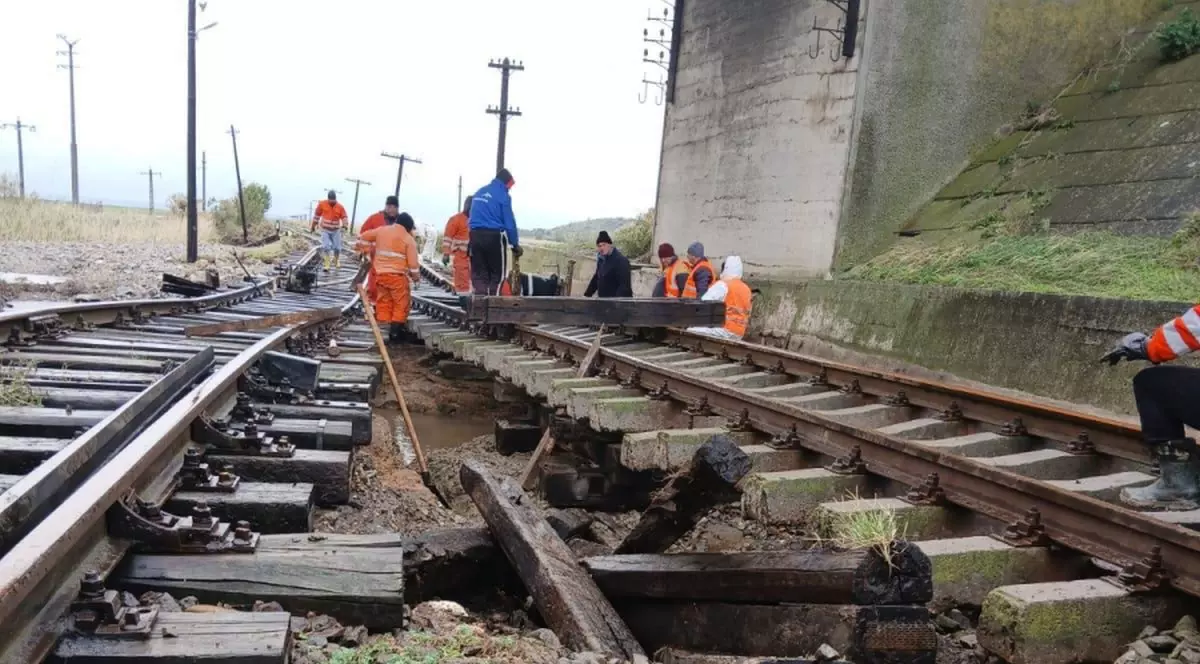 Dezastru pe calea ferată Galați - Bârlad: ruptă de ploi și lăsată în paragină din lipsă de bani