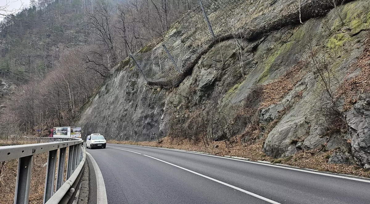 Mașină în trafic, pe Valea Oltului